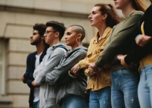 Activistas unidos en piquete de protesta